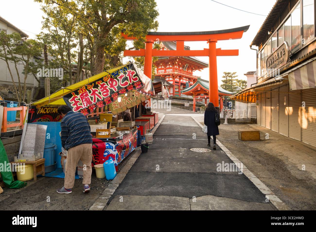 I fornitori impostazione stand gastronomici lungo la corsia in la mattina presto prima che la folla di turisti passano sul loro modo al Fushimi Inari Taisha, F Foto Stock