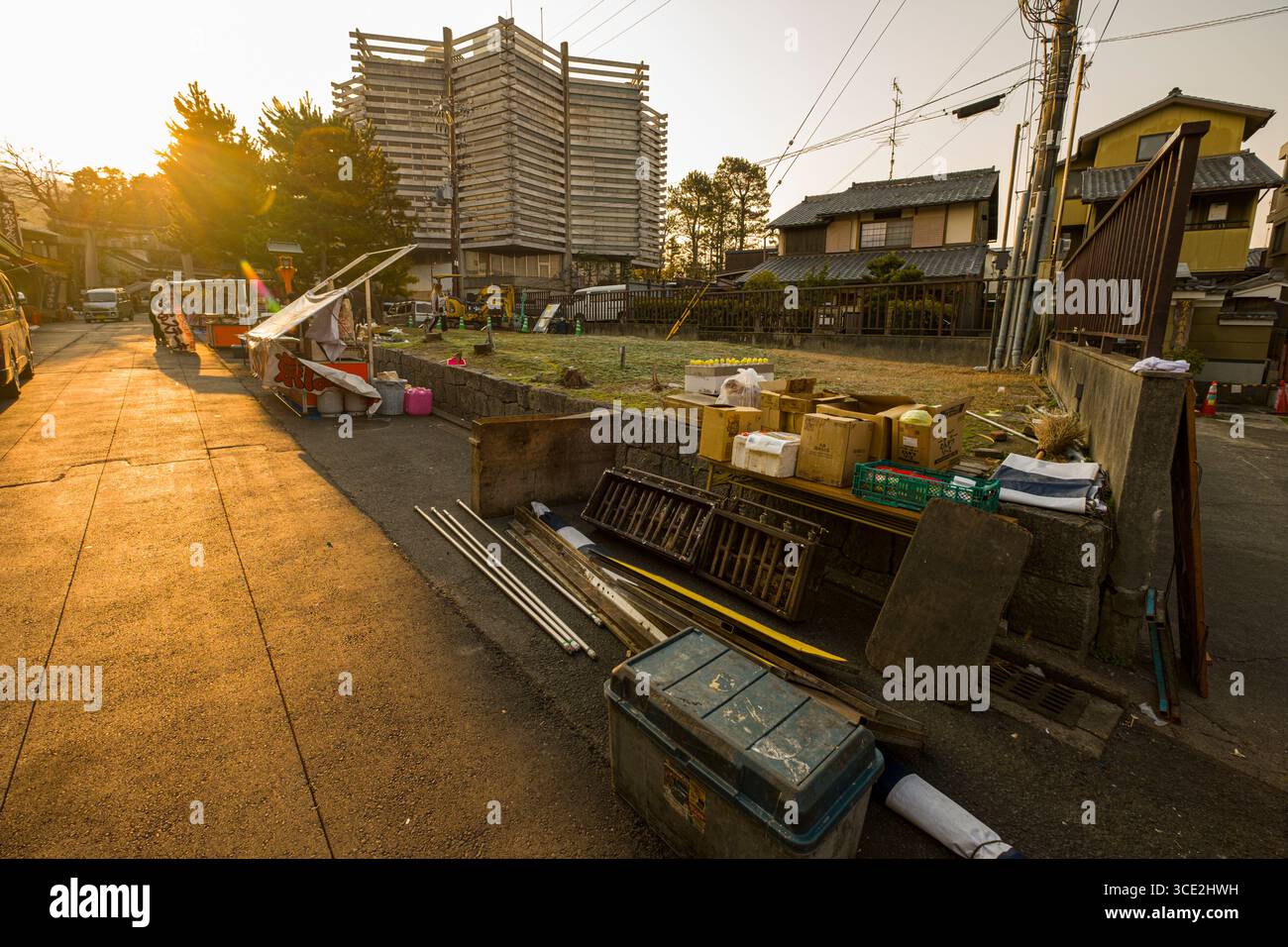 I fornitori impostazione stand gastronomici lungo la corsia in la mattina presto prima che la folla di turisti passano sul loro modo al Fushimi Inari Taisha, F Foto Stock