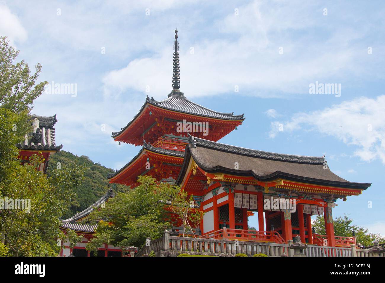 Pagoda nel complesso del tempio di Kiyomizu-dera a Kyoto, in Giappone, in un pomeriggio di sole Foto Stock