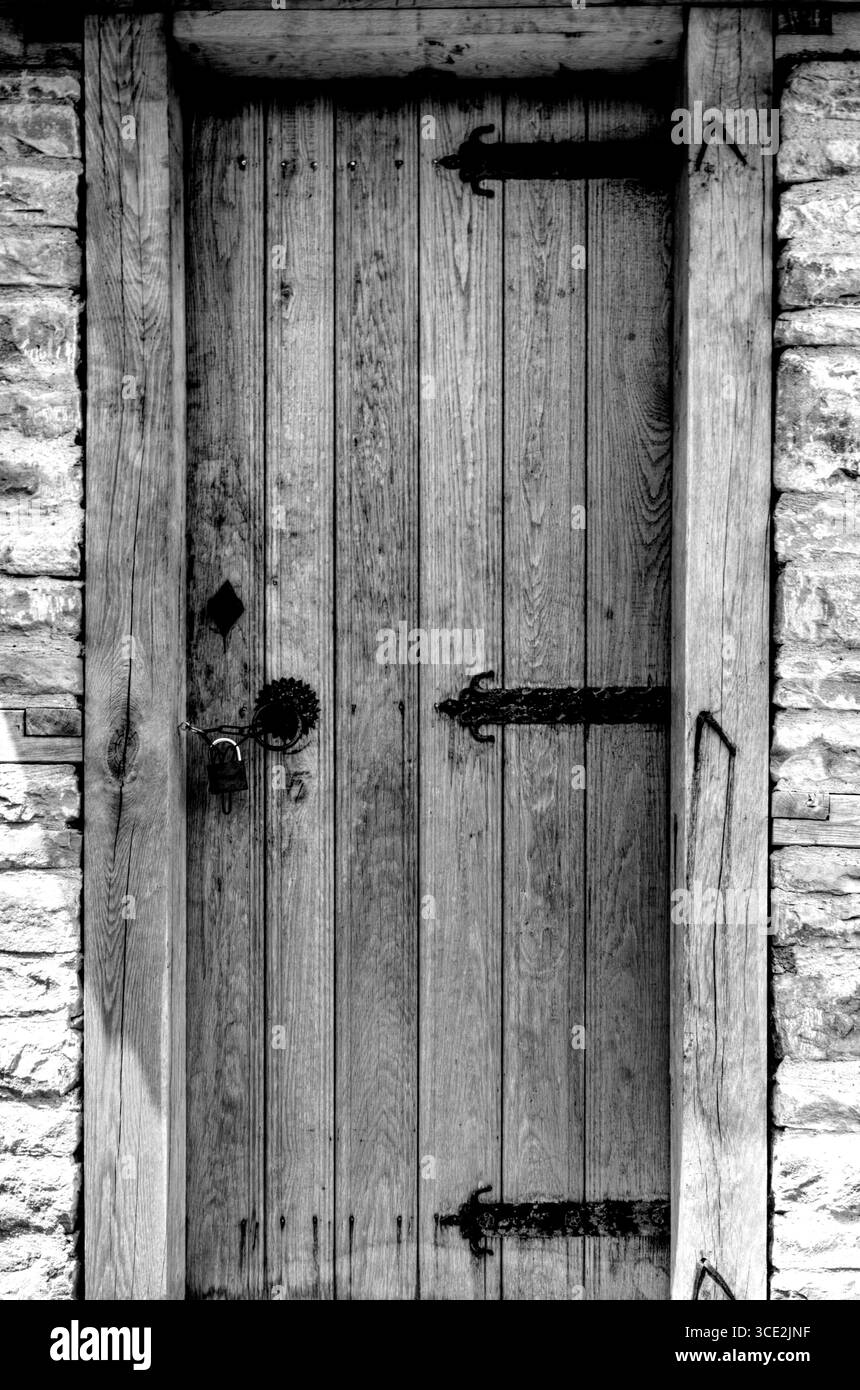 Porta in legno invecchiato con vista ravvicinata in bianco e nero Foto Stock