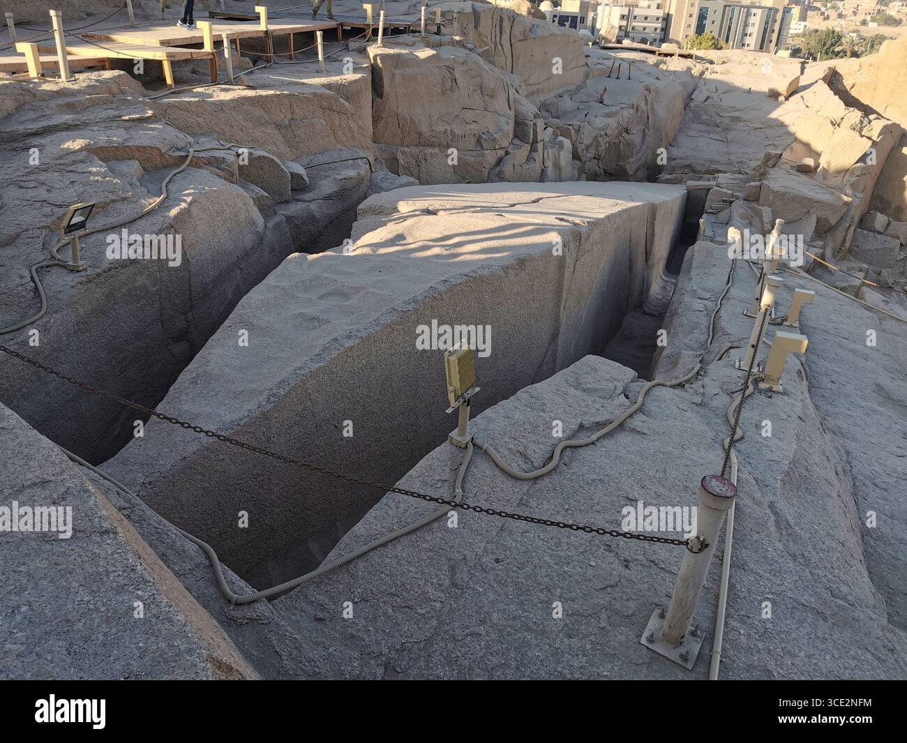 Obelisco incompiuto nella cava di granito di Assuan, il più grande obelisco conosciuto dell'antico Egitto, abbandonato a causa delle crepe durante l'intaglio. Foto Stock