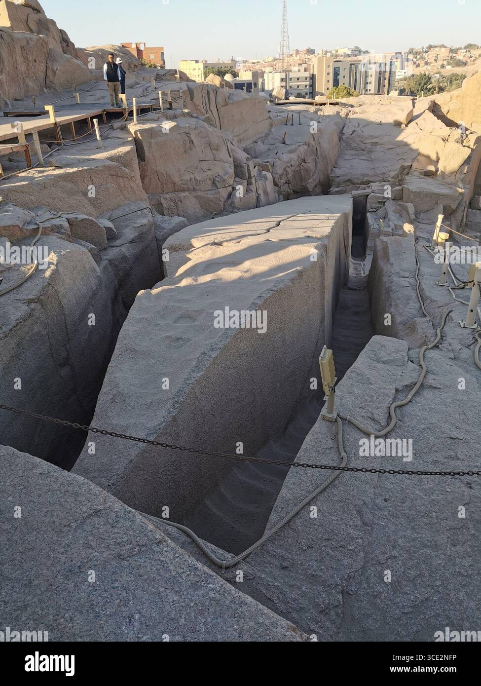 Obelisco incompiuto nella cava di granito di Assuan, il più grande obelisco conosciuto dell'antico Egitto, abbandonato a causa delle crepe durante l'intaglio. Foto Stock