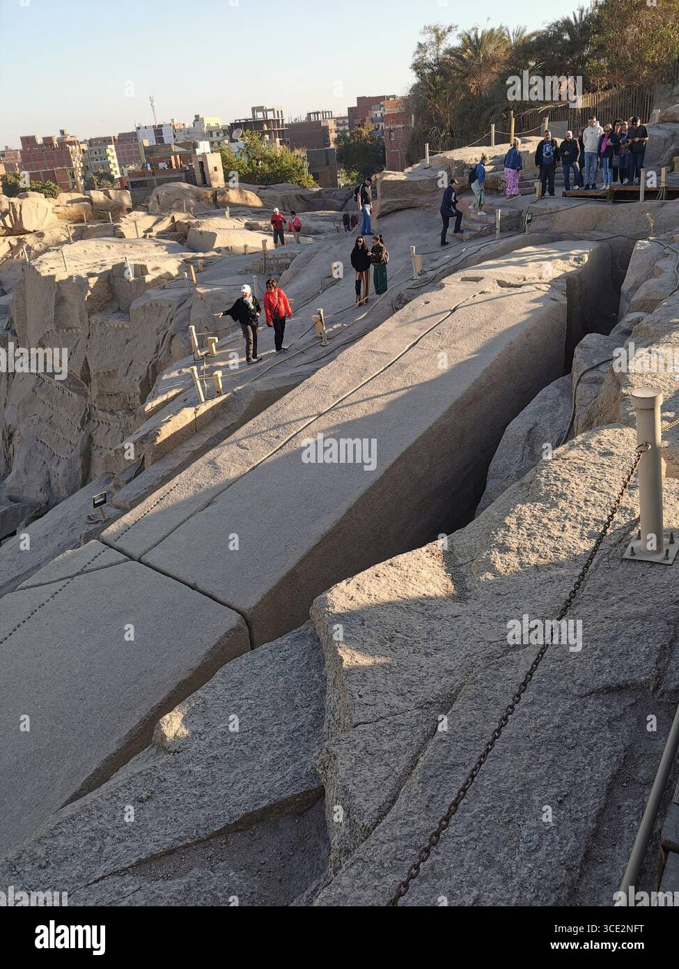 Obelisco incompiuto nella cava di granito di Assuan, il più grande obelisco conosciuto dell'antico Egitto, abbandonato a causa delle crepe durante l'intaglio. Foto Stock