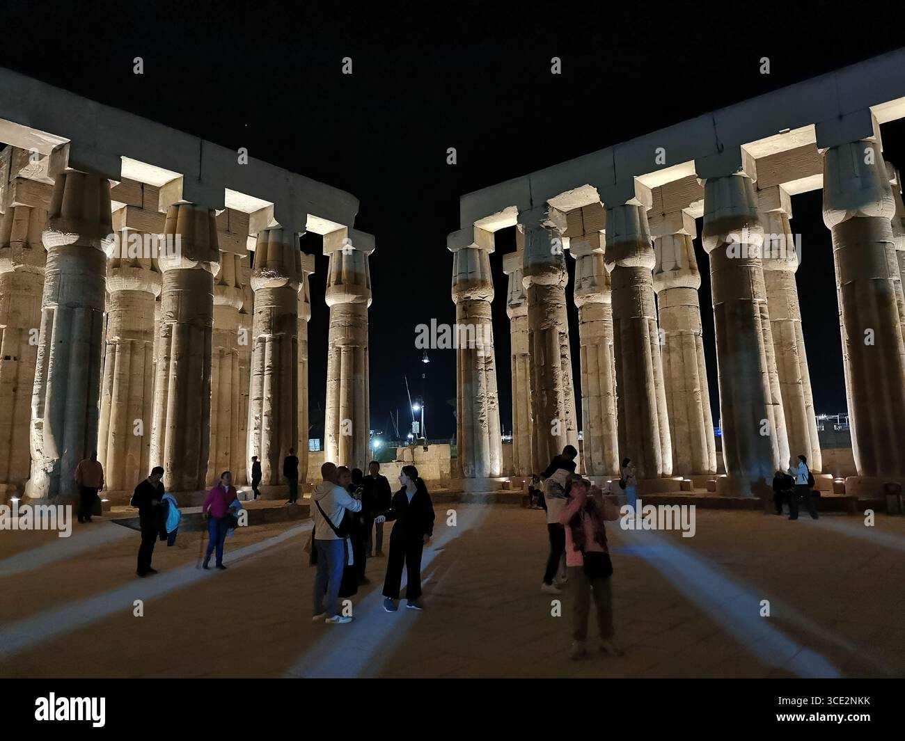 Tempio di Luxor al buio. Queste colonne illuminate sono il Sun Court Amenhotep III - Immagine stock catturata con smartphone
