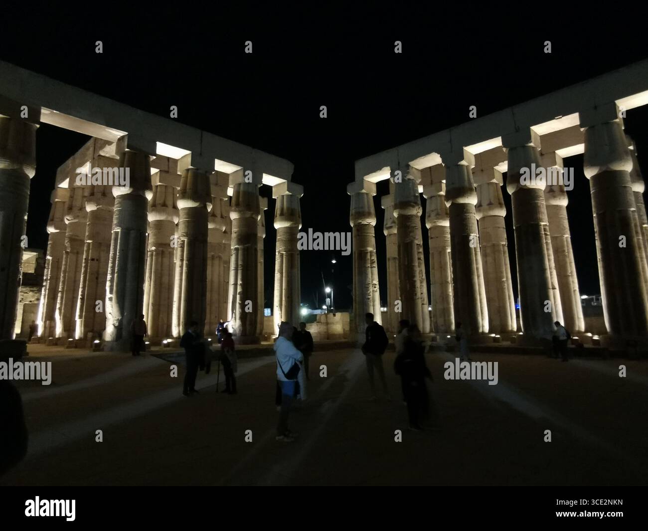 Tempio di Luxor al buio. Queste colonne illuminate sono il Sun Court Amenhotep III - Immagine stock catturata con smartphone