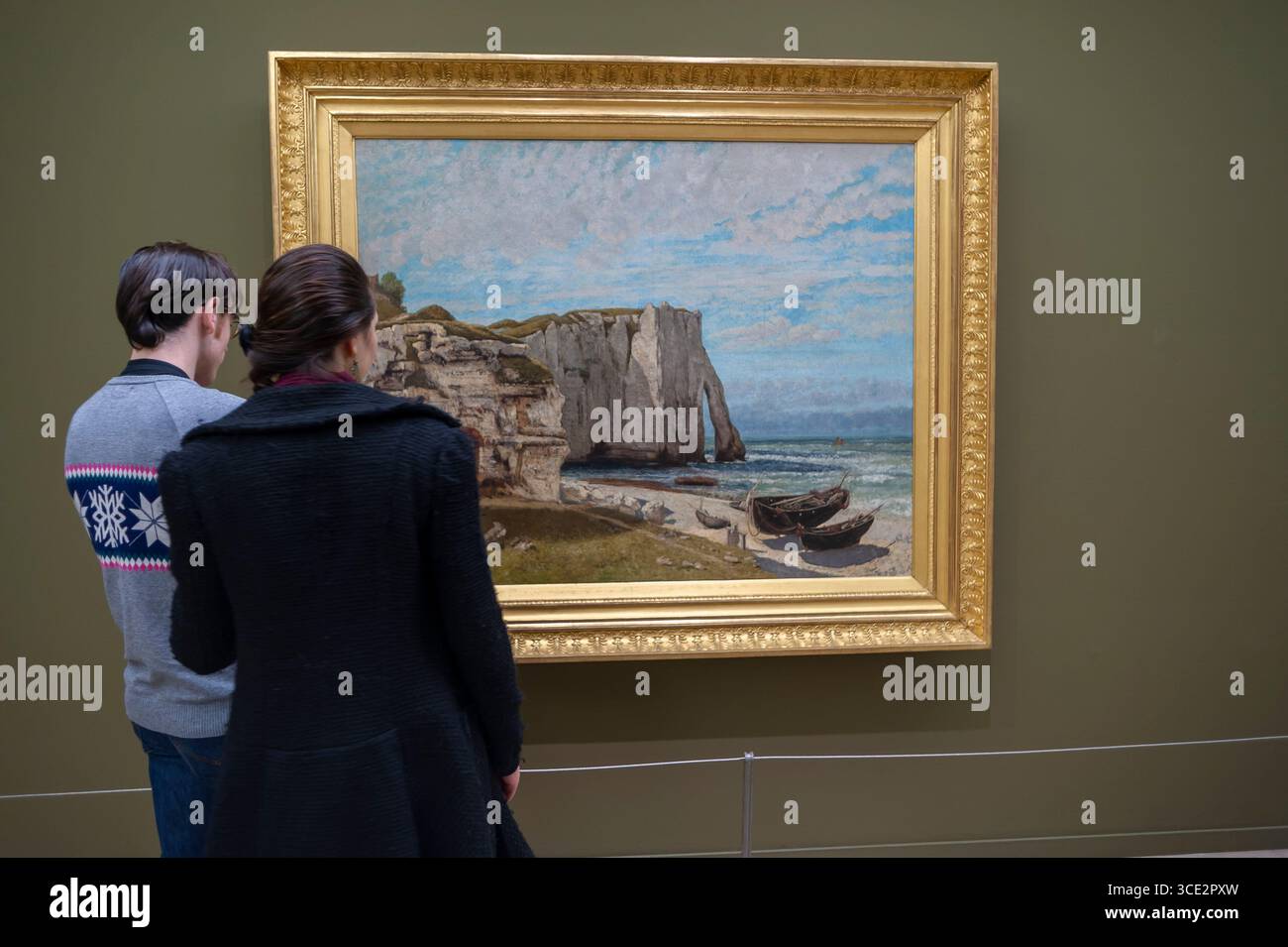 Parigi, Francia, coppia Tourist Looking, Pittura impressionista francese, Gustave Courbet, "The Etretat Cliffs After the Storm" (PS-55337) Foto Stock