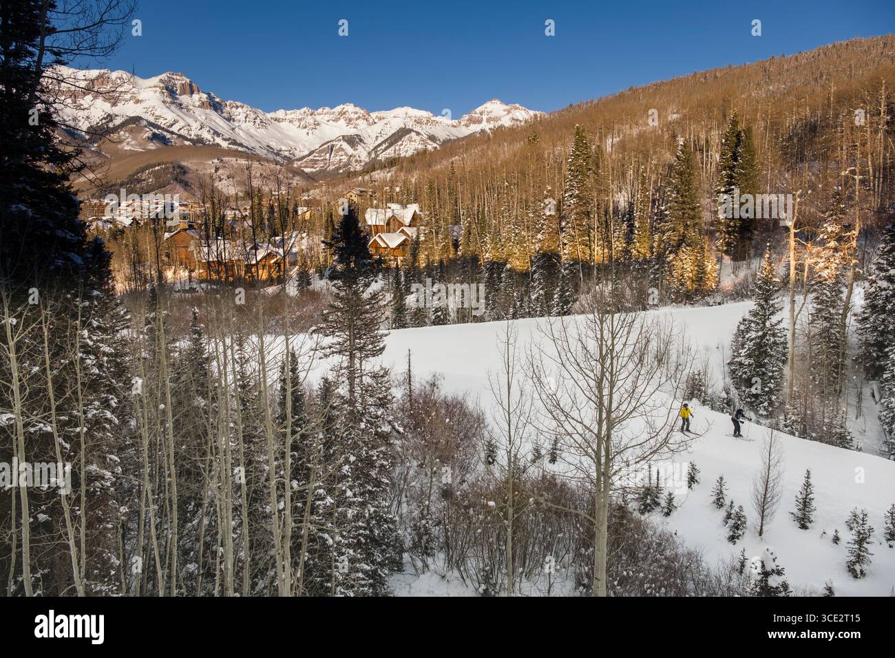 Gli sciatori tornano in hotel sulla pista da sci curata Village bypass, Mountain Village, Telluride Ski Resort, San Miguel County, Colorado, Foto Stock