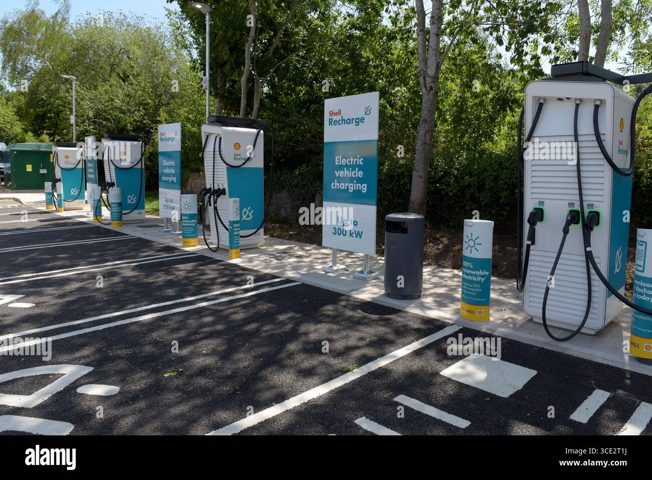 Caricabatterie per auto elettriche Shell Recharge presso la stazione di rifornimento Monmouth, Monmouth, Galles Foto Stock