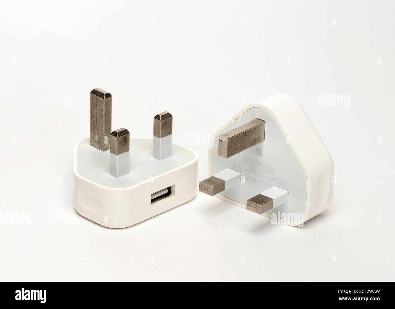 Caricabatterie per adattatore di alimentazione USB Apple modello A1399 con spine UK a 3 pin, compatibili con iPhone, iPad, iPod e altri dispositivi Apple Foto Stock