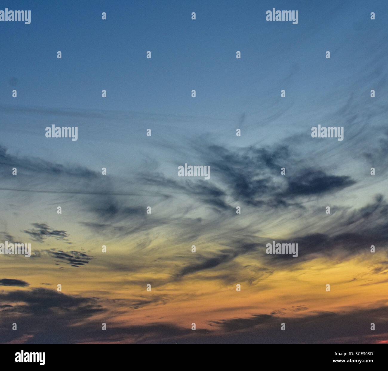 Un meraviglioso cielo al tramonto con luce colorata, sfumature spettacolari e nuvole sfumate morbide. Foto Stock