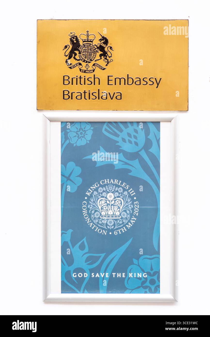 Un poster incorniciato che annuncia l'incoronazione di re Carlo III presso l'ambasciata britannica a Bratislava, con disegni floreali e il testo "God Save th" Foto Stock