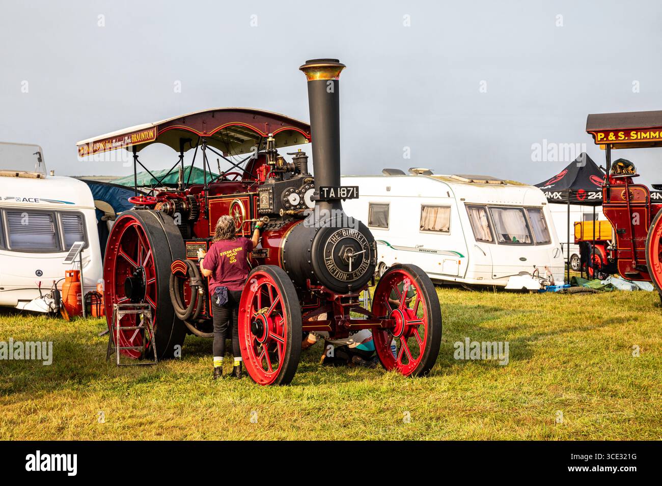 Stithians, Cornovaglia, Regno Unito. 15 agosto 2025. Grandi folle partecipano al Great Steam Engine Rally dell'Inghilterra occidentale, 70th Anniversary, che si svolge fino a domenica sera. È il più antico e più grande rally di motori a vapore in Cornovaglia, con oltre 100 mostre di vapore, un vecchio salone dei divertimenti, artigianato, stand commerciali, auto d'epoca, veicoli, trattori e motociclette. Crediti: Keith Larby/Alamy Live News Foto Stock