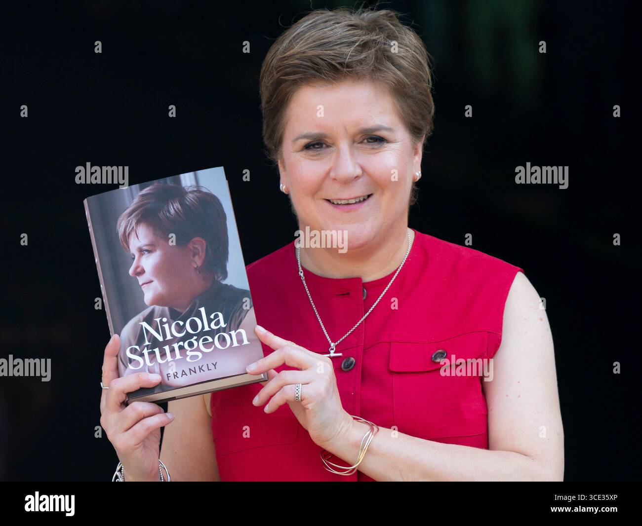 Edimburgo, Scozia, Regno Unito. 14 agosto 2025. L'ex primo ministro Nicola Sturgeon appare all'Edinburgh Book Festival per promuovere francamente il suo libro. Foto Stock