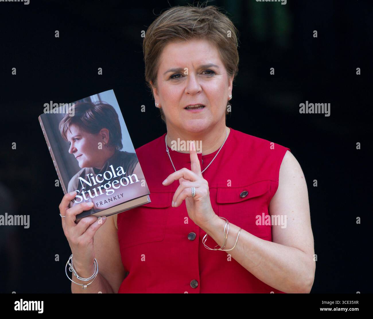 Edimburgo, Scozia, Regno Unito. 14 agosto 2025. L'ex primo ministro Nicola Sturgeon appare all'Edinburgh Book Festival per promuovere francamente il suo libro. Foto Stock