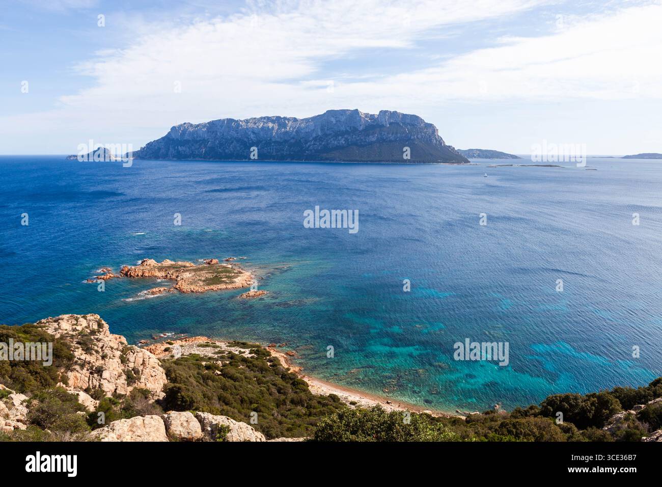 Sardegna. Incredibile vista aerea del cristallino blu smeraldo turchese del Mediterraneo e dell'isola di Tavolara. Incredibile paesaggio sardo. Italia. Foto Stock