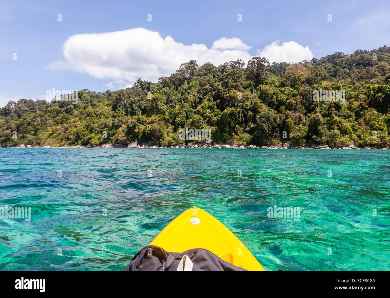 Kayak giallo nelle acque cristalline color smeraldo di Koh Adang, Parco Marino Nazionale di Tarutao, Mare delle Andamane, Thailandia. Foto Stock