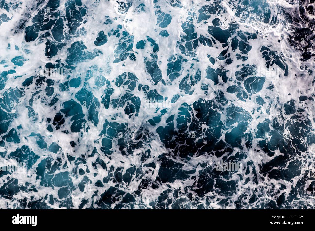 Sfondo superficie oceanica. Vista dall'alto dell'acqua spumeggiante. Foto Stock