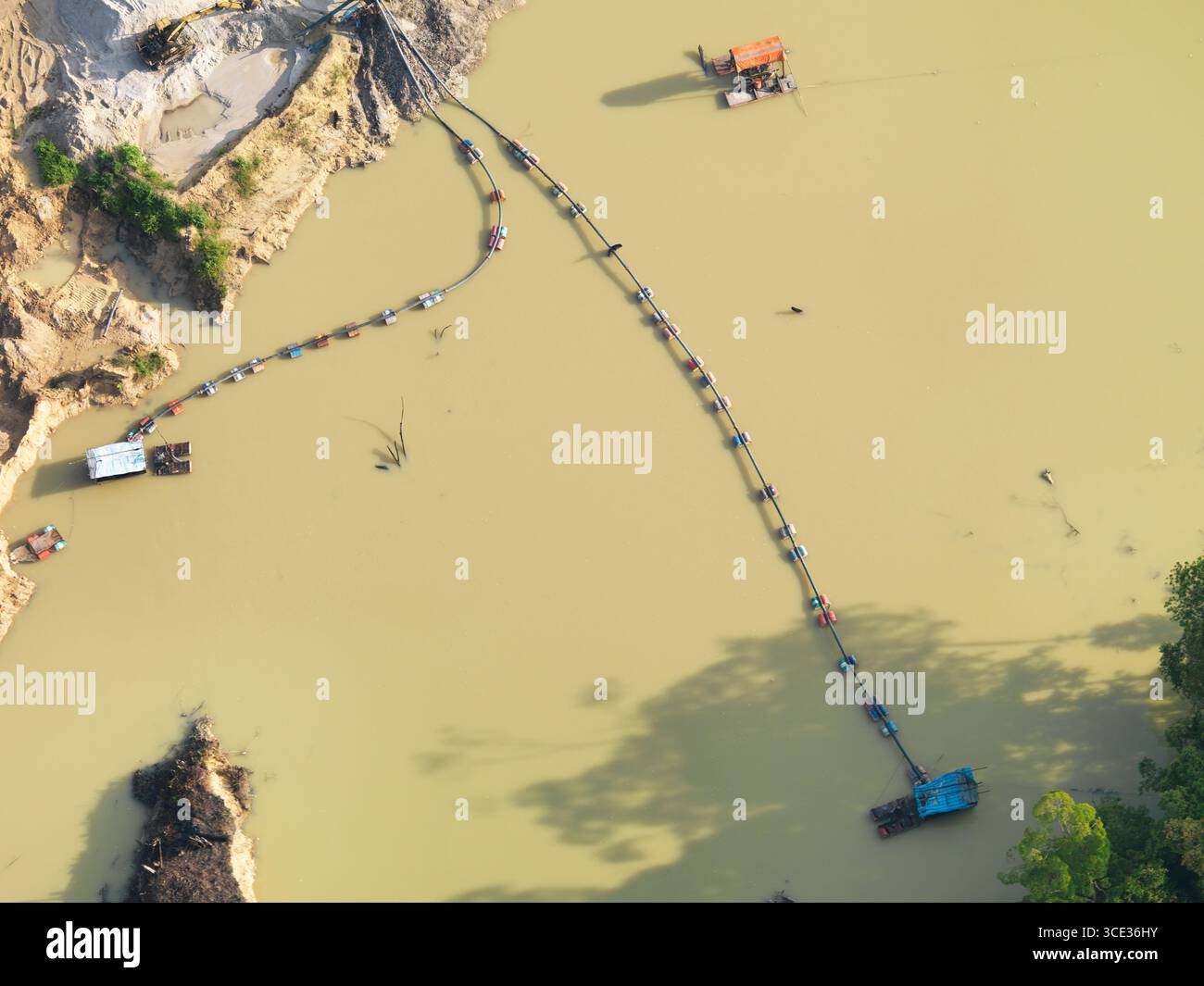 Immagine aerea dell'irrigazione dell'acqua su tubi galleggianti in acqua fangosa Foto Stock