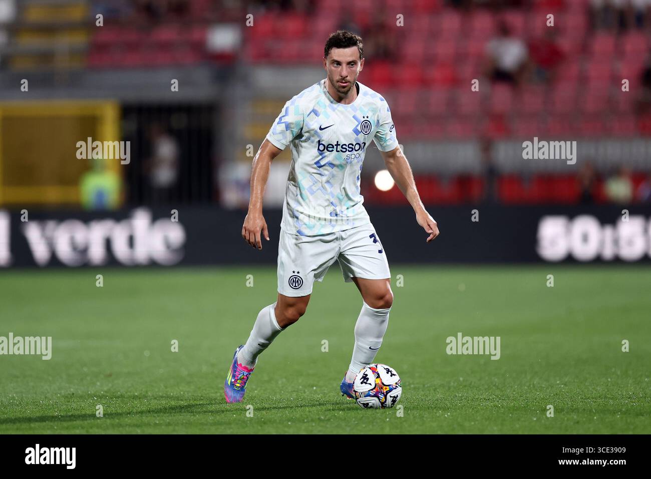 Carlos Augusto dell'FC Internazionale in azione durante l'amichevole tra AC Monza e FC Internazionale all'U-Power Stadium il 12 agosto 2025 a Monza, Italia. Foto Stock