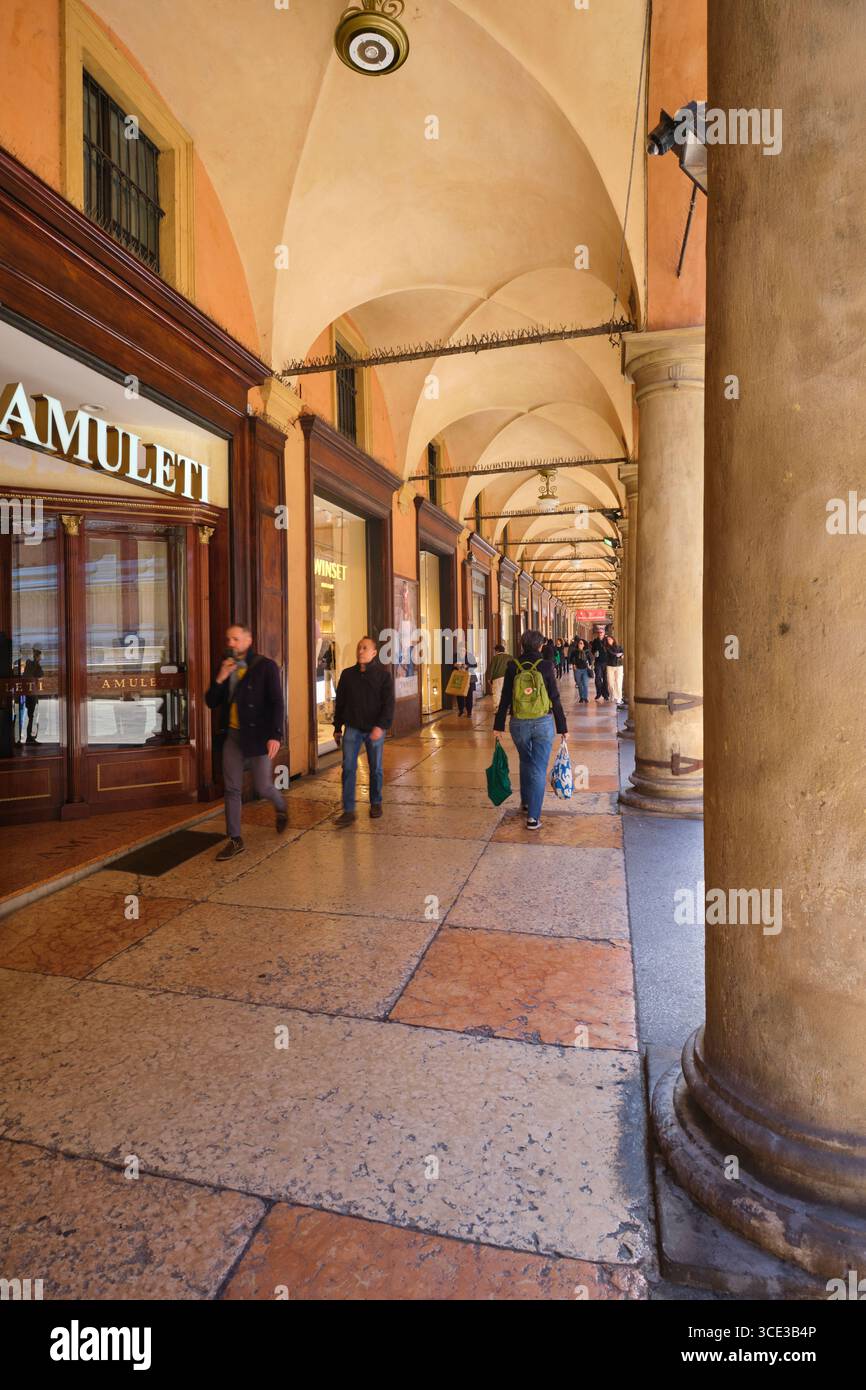 Vista di uno dei caratteristici portici coperti a volta, marciapiedi e corridoi. A Bologna, Italia. Foto Stock