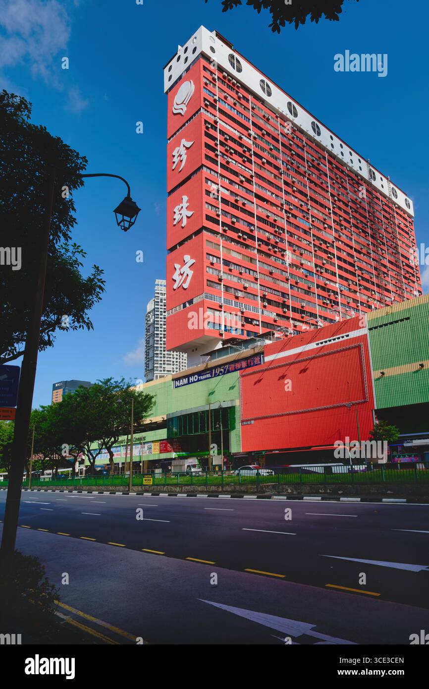People's Park Complex, un complesso residenziale e commerciale in EU Tong Sen Street, Chinatown, Singapore, dipinto di rosso, un colore fortunato nella cultura cinese Foto Stock