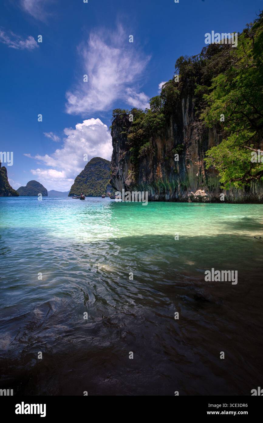 Vista verticale di una spiaggia paradisiaca sull'isola di Lao Lading, all'interno del Parco Nazionale Bok Khorani a Krabi, Thailandia. Foto Stock