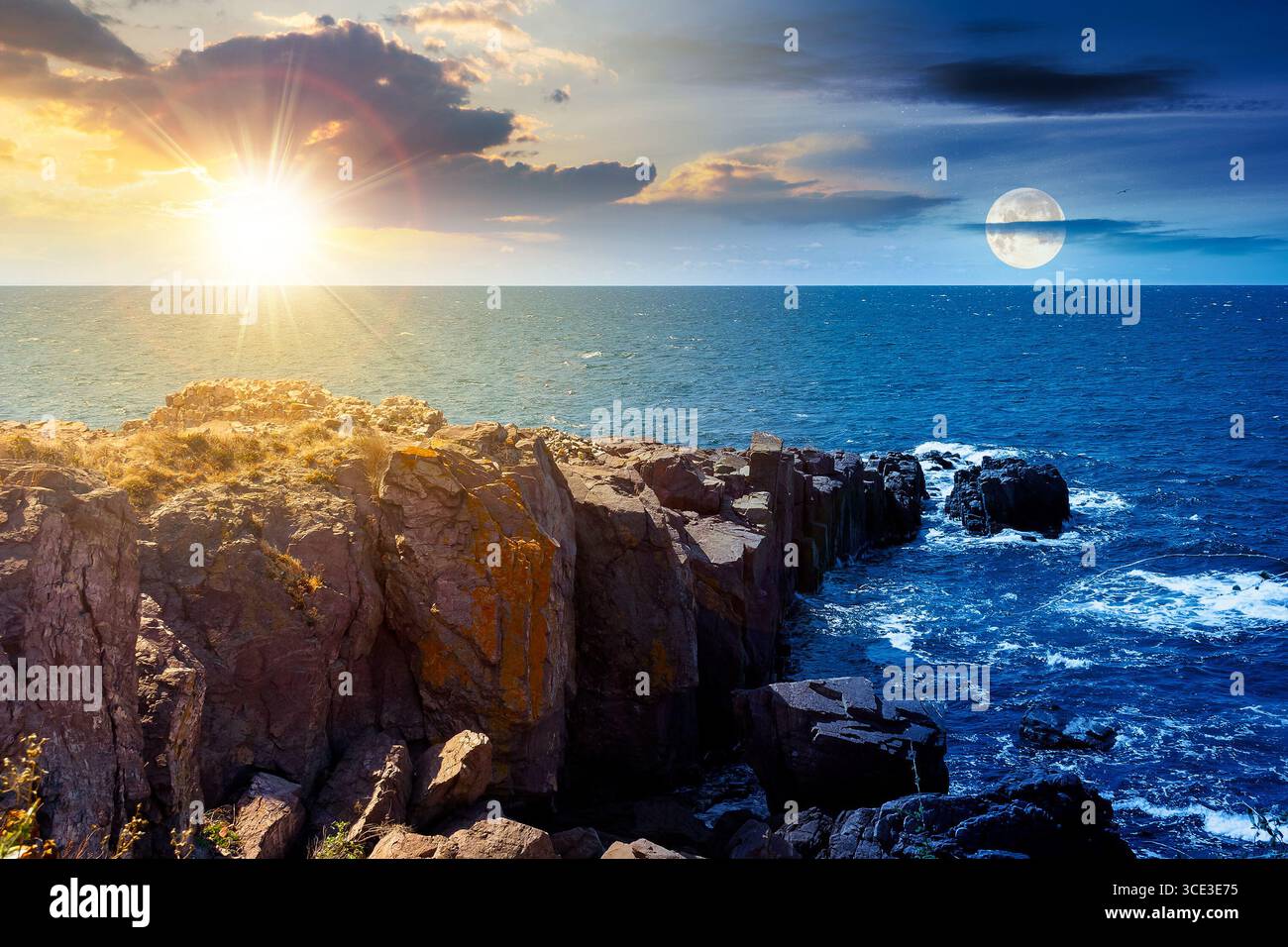 paesaggio con mare e costa con roccia. concetto di cambiamento di orario diurno e notturno. stagione delle vacanze con un bellissimo paesaggio marino in estate. sfondo di viaggio con w Foto Stock