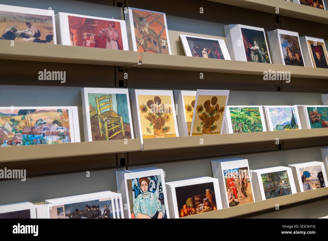 Londra, Regno Unito 08 luglio 2025 cartoline con la famosa arte in vendita nel negozio del museo nella National Gallery Foto Stock