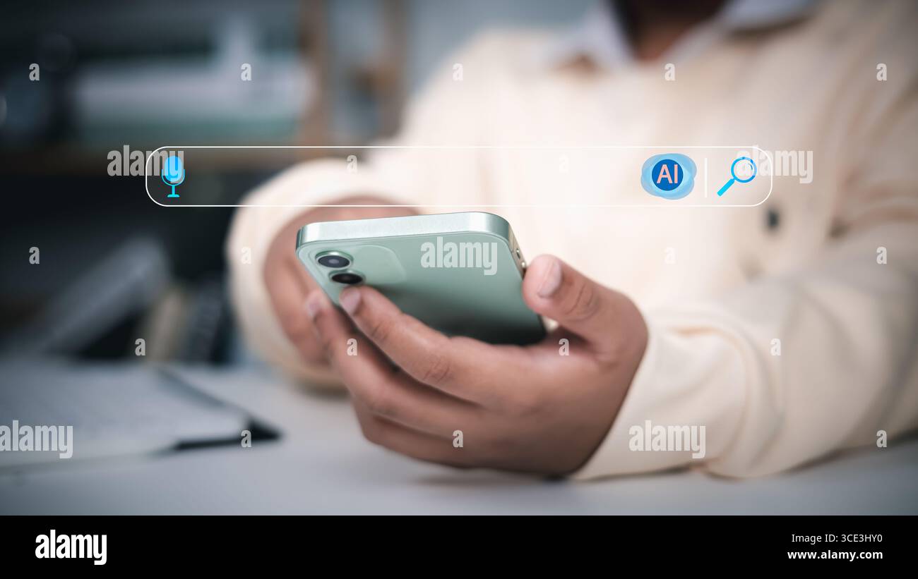 Persona che tiene in mano uno smartphone con barra di ricerca dotata di microfono e icone ai, che rappresentano la ricerca basata sull'intelligenza artificiale, la ricerca vocale e la tecnologia mobile intelligente Foto Stock