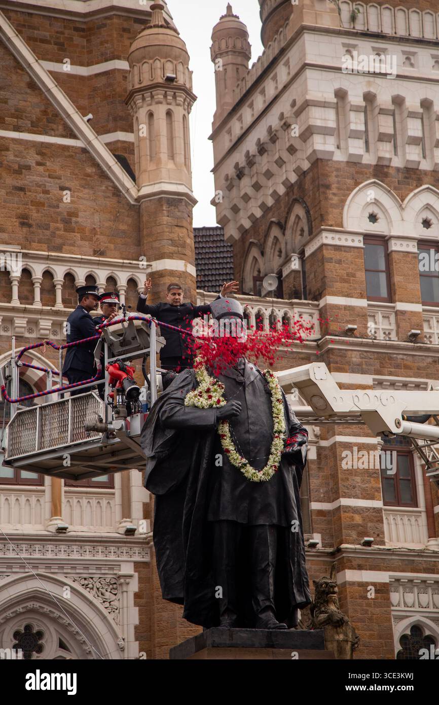 Garlanding e doccia di petali di fiori su una statua storica di Pherozeshah Mehta durante un tributo cerimoniale il 15 agosto 2025, giorno dell'indipendenza Foto Stock
