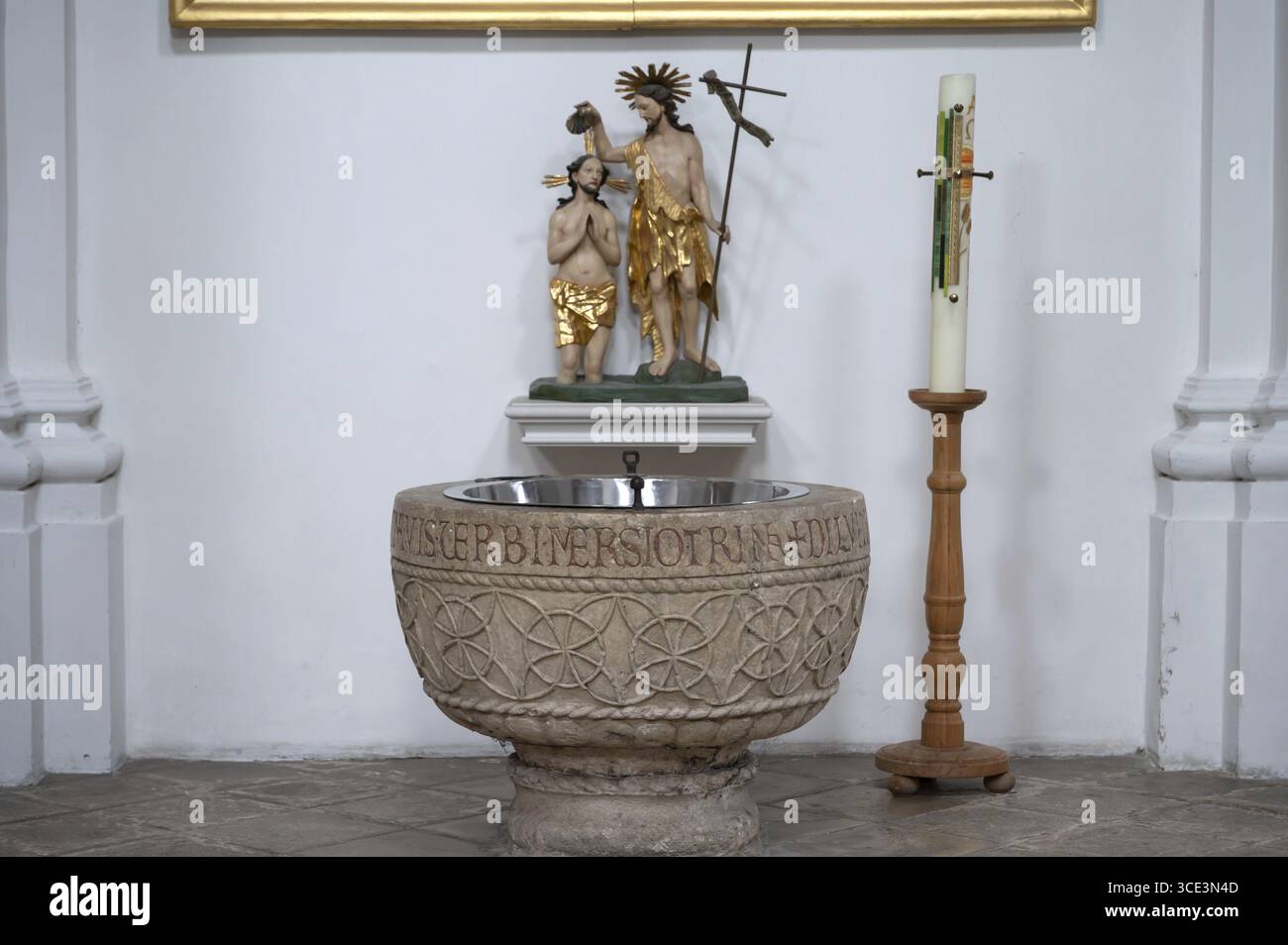 Fonte battesimale romanica del XIII secolo, Abbazia Chiesa dell'assunzione della Vergine Maria, Rohr, bassa Baviera, Germania Foto Stock