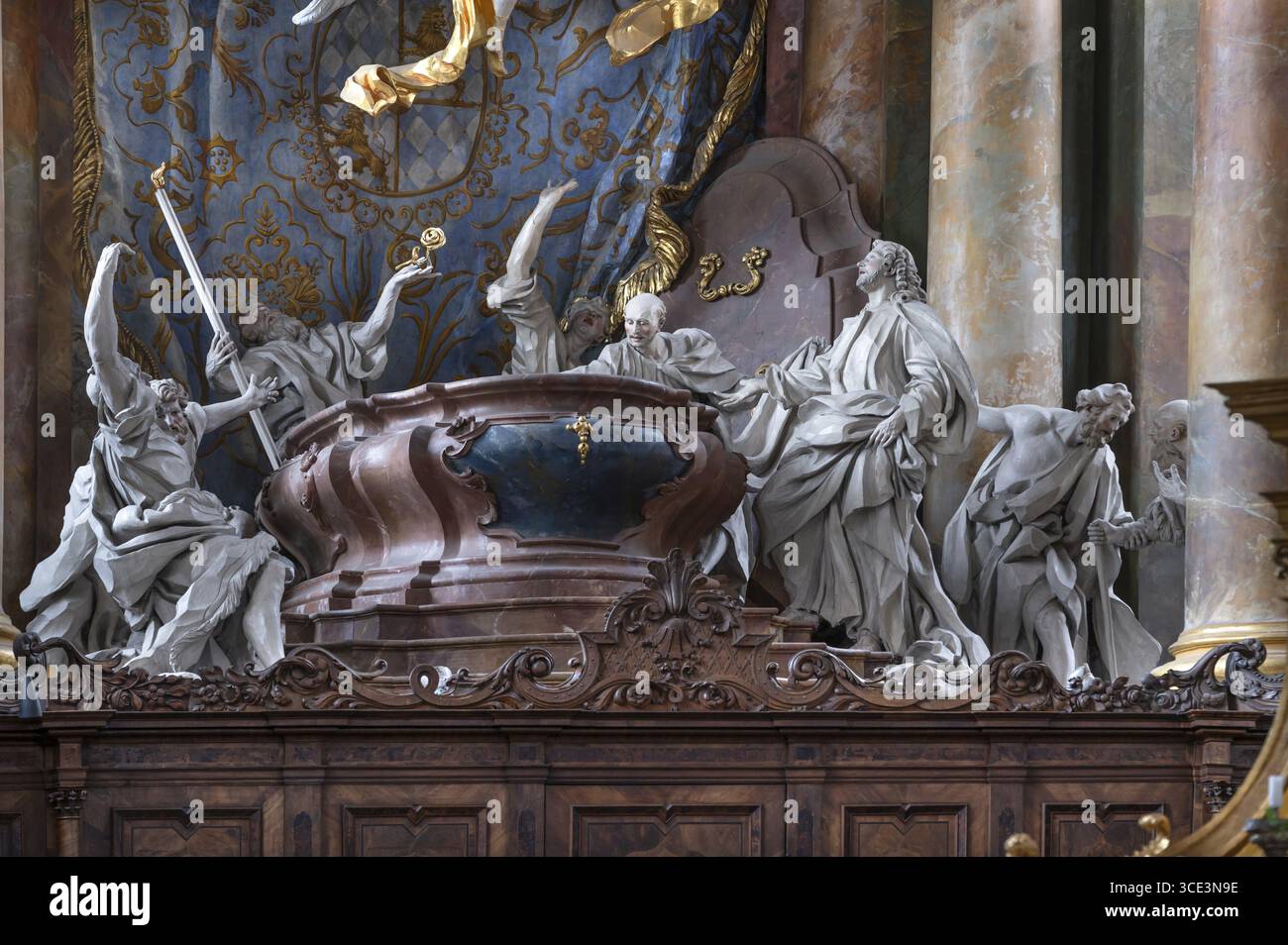 Sarcofago con sculture dei dodici apostoli, dettaglio dell'assunzione della Vergine Maria, opera dei fratelli Asam costruita tra il 1717 e il 17 Foto Stock