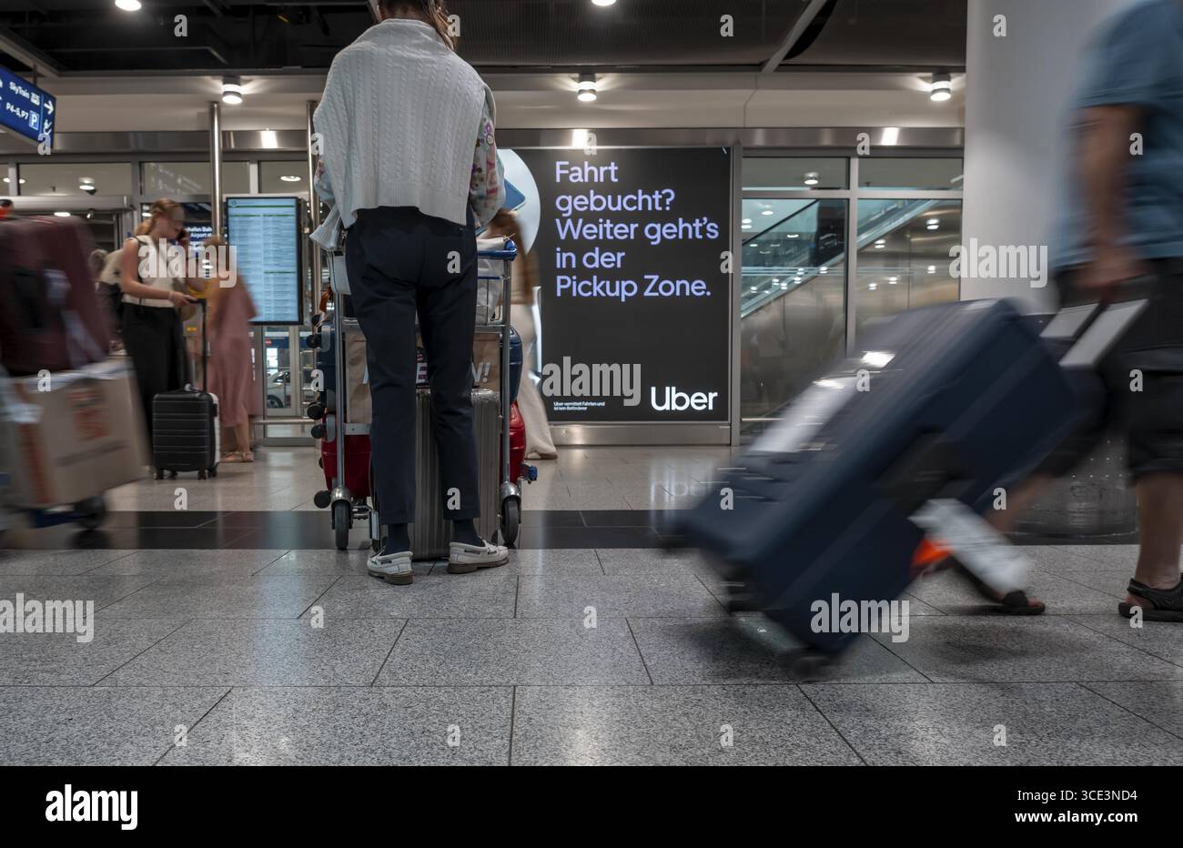 Pubblicità del servizio di trasporto online di passeggeri Uber, del servizio taxi, dei passeggeri dopo l’arrivo, dell’edificio del terminal, del livello degli arrivi, Duesseldorf A. Foto Stock