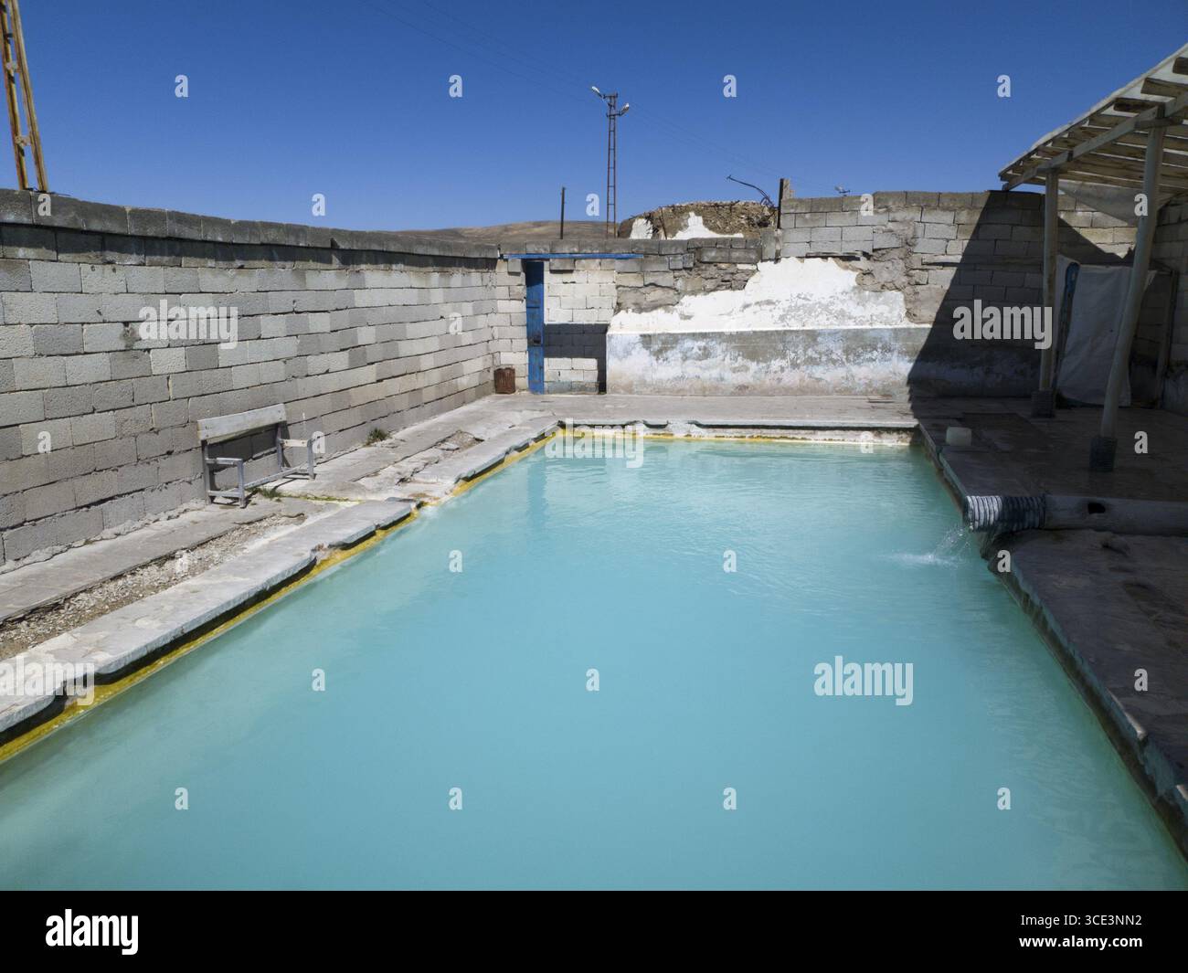 Piccola piscina con acqua cristallina, circondata da pareti di cemento sotto il sole, sorgenti termali, piscina per uomini, Diyadin, provincia di Agri, ai¿½ Foto Stock