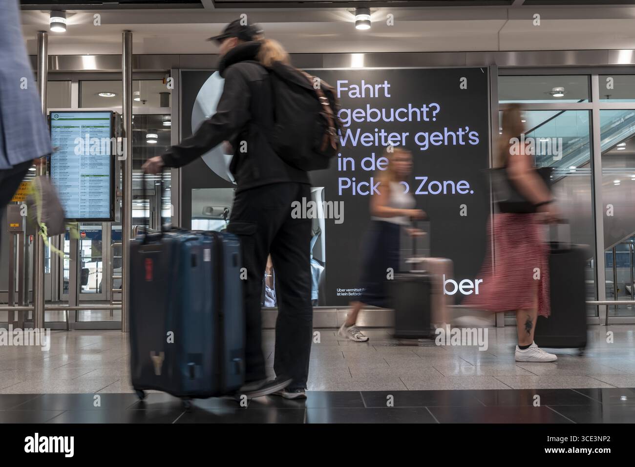 Pubblicità del servizio di trasporto online di passeggeri Uber, del servizio taxi, dei passeggeri dopo l’arrivo, dell’edificio del terminal, del livello degli arrivi, Duesseldorf A. Foto Stock