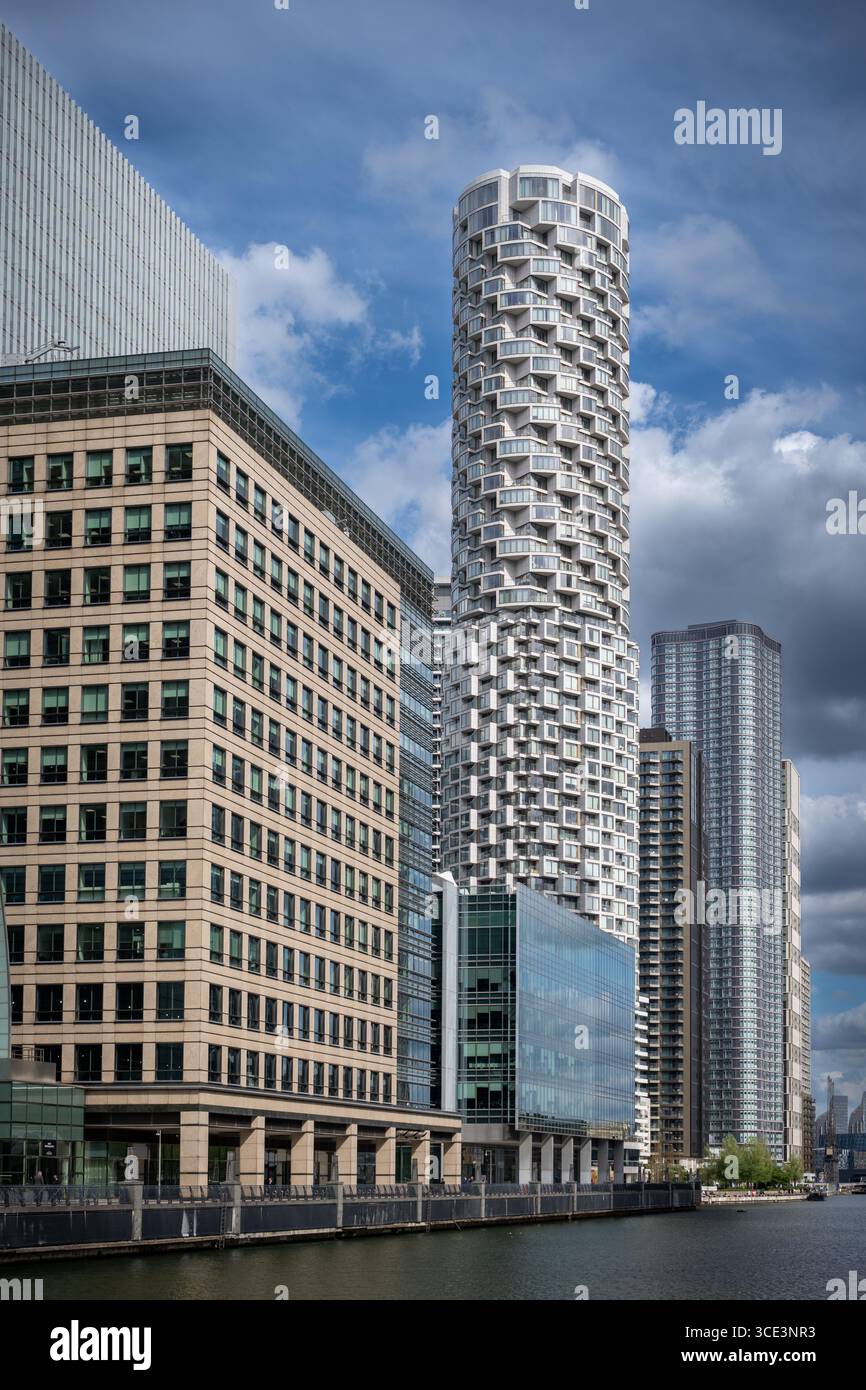Il moderno skyline di Canary Wharf a Londra, Inghilterra, è stato catturato in una giornata luminosa con cieli blu e nuvole sparse, mostrando il suo iconico grattacielo Foto Stock