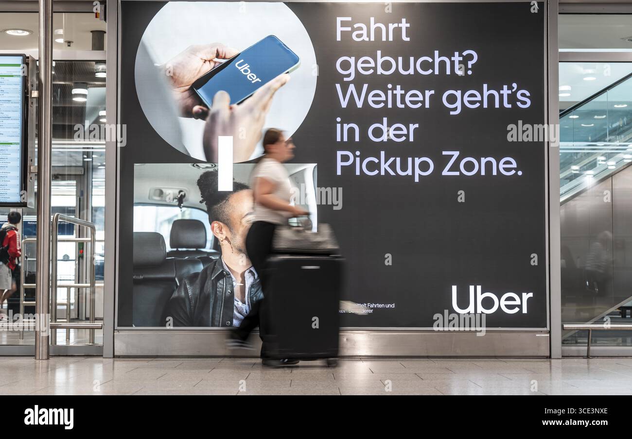 Pubblicità del servizio di trasporto online di passeggeri Uber, del servizio taxi, dei passeggeri dopo l’arrivo, dell’edificio del terminal, del livello degli arrivi, Duesseldorf A. Foto Stock