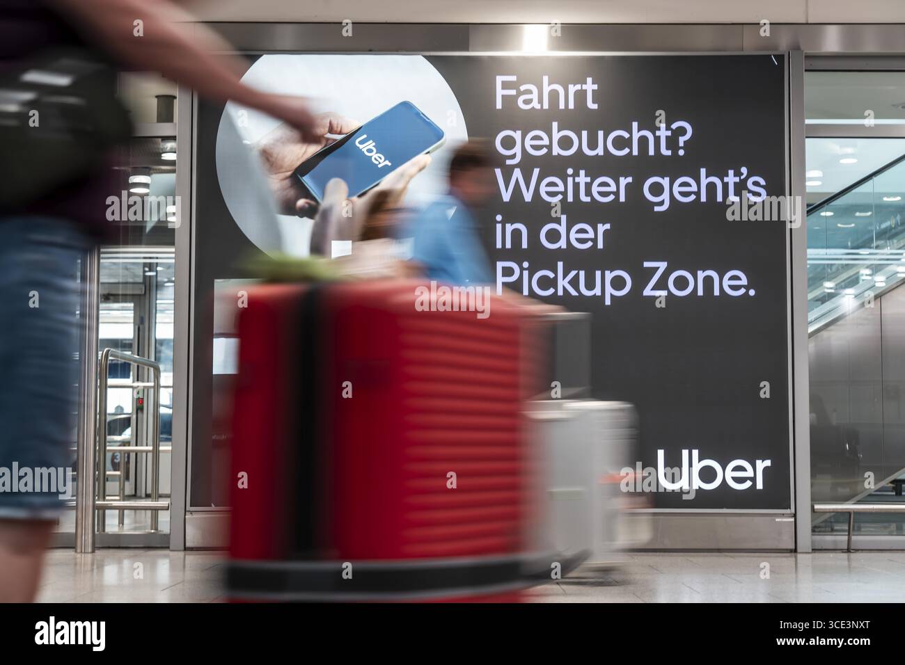 Pubblicità del servizio di trasporto online di passeggeri Uber, del servizio taxi, dei passeggeri dopo l’arrivo, dell’edificio del terminal, del livello degli arrivi, Duesseldorf A. Foto Stock