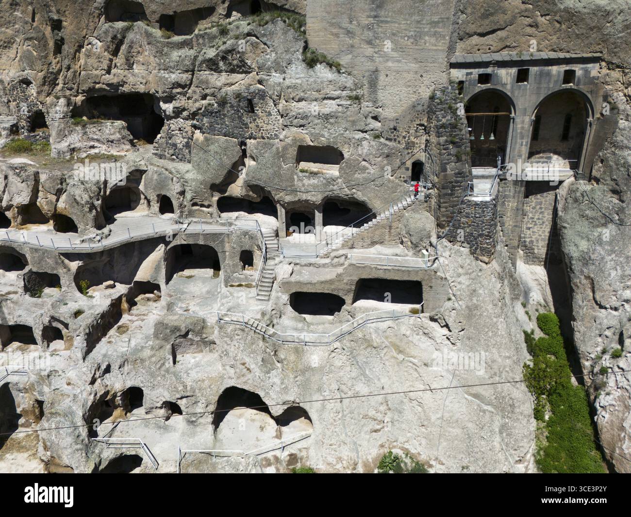Primo piano di grotte nella roccia con dettagli riconoscibili come ingressi e scalini in pietra, vista aerea, città grotta, monastero grotta, Vardzia, Vardzia, S. Foto Stock