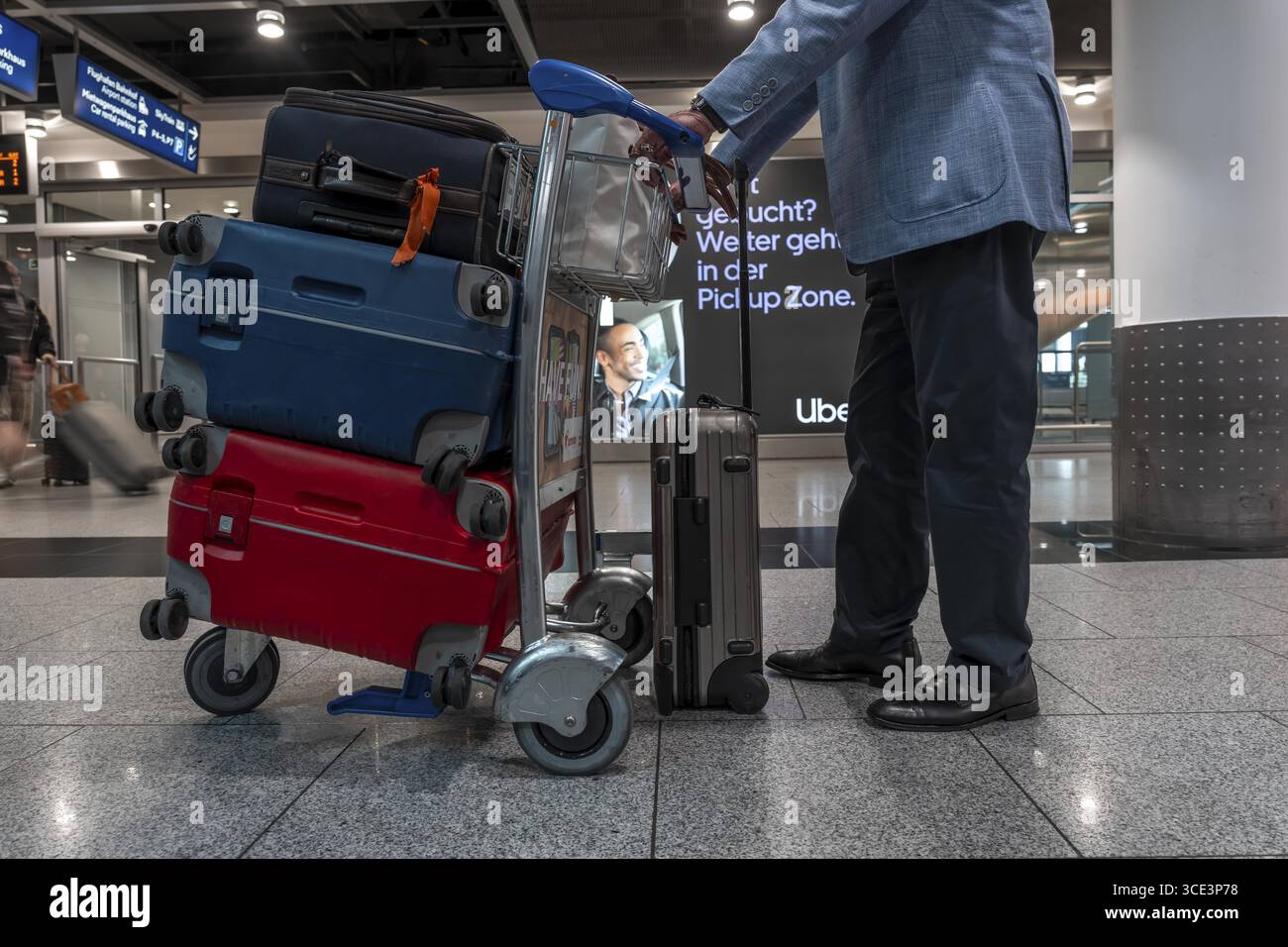 Pubblicità del servizio di trasporto online di passeggeri Uber, del servizio taxi, dei passeggeri dopo l’arrivo, dell’edificio del terminal, del livello degli arrivi, Duesseldorf A. Foto Stock