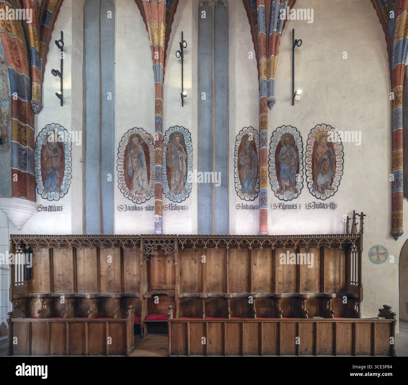 Bancarelle del coro e affreschi degli apostoli intorno al 1500, Chiesa di Santa Maria, costruita intorno al 1280, Langenzenn, Media Franconia, Baviera, Germania Foto Stock