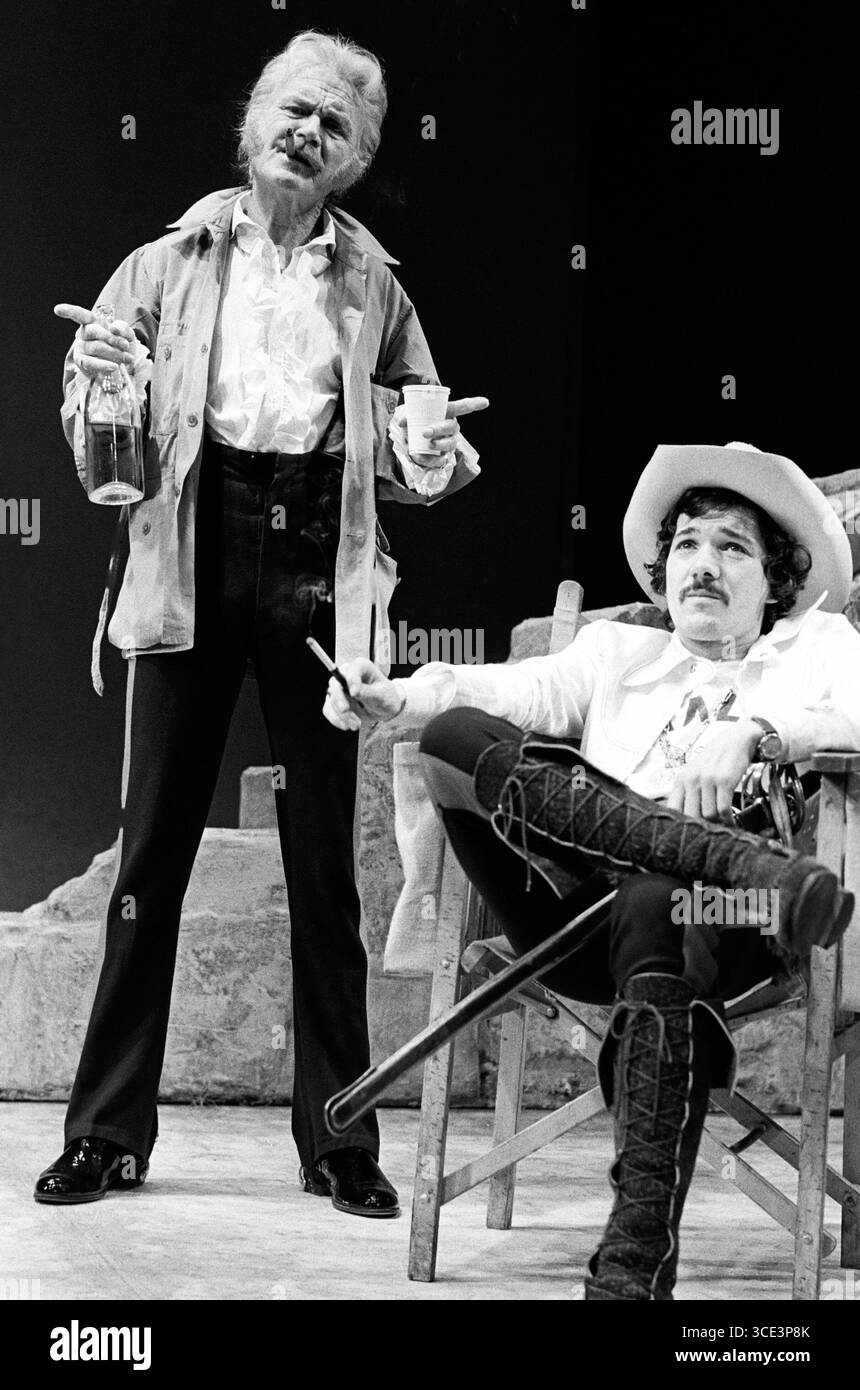 l-r: John Mills (Mr. Laurence D'Orsay / Dotty), Frank Grimes (Bryan David) in VETERANS di Charles Wood al Royal Court Theatre, Londra SW1 09/03/1972 Set design: Voytek costumi: Daphne dare illuminazione: Robert Ornbo regista: Ronald Eyre Foto Stock