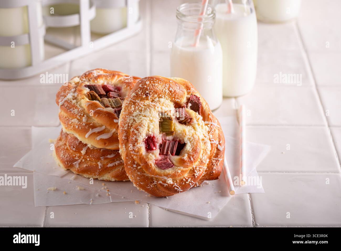 Torta al rabarbaro fresca e gustosa con zucchero e crumble. Torta al burro al rabarbaro con latte. Foto Stock
