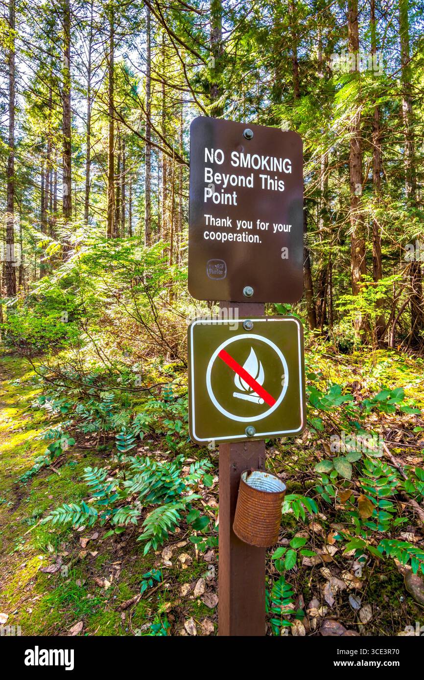 Avviso di divieto di fumo all'ingresso dell'Helliwell Provincial Park, Hornby Island, British Columbia, Canada. Foto Stock