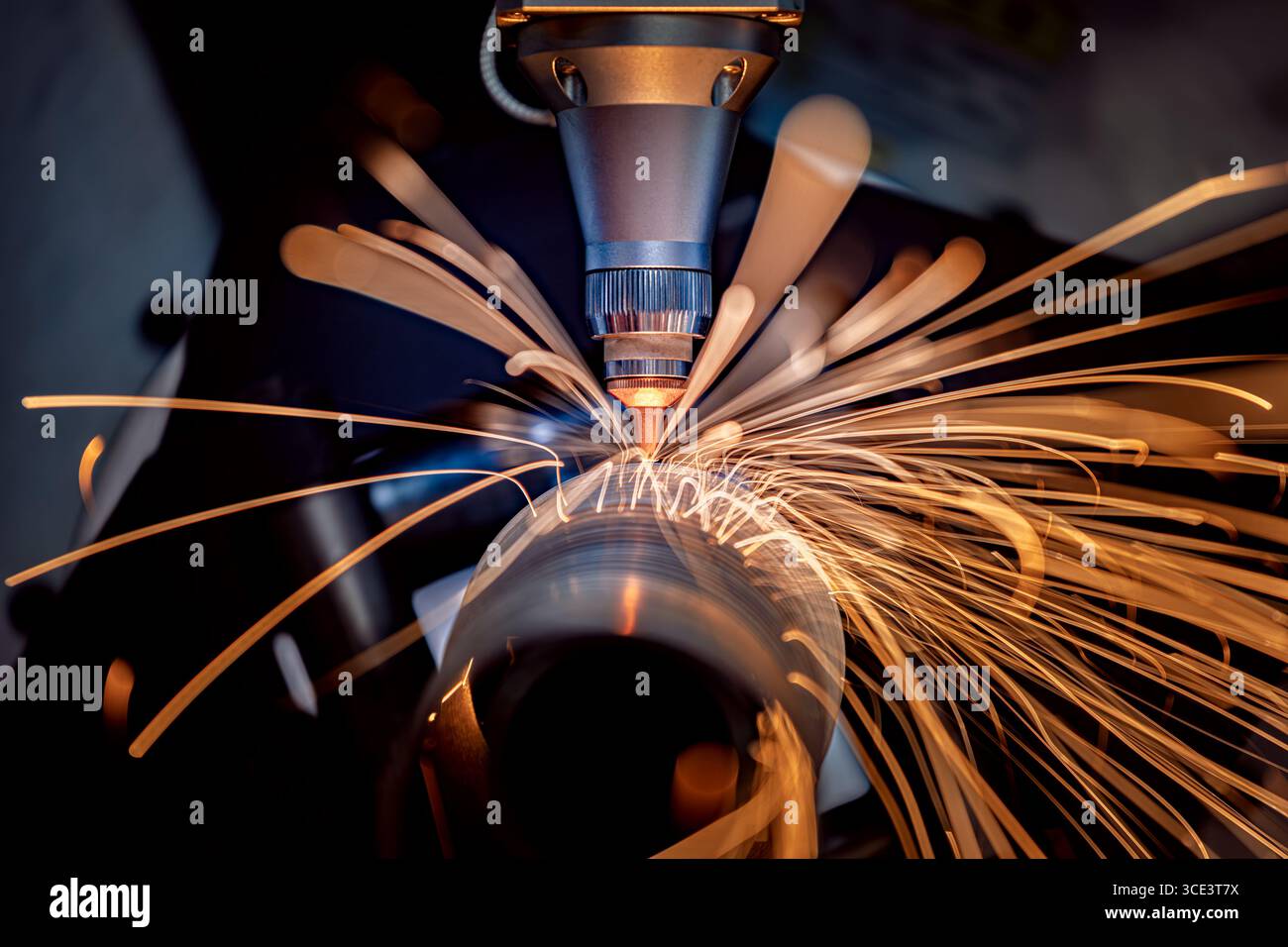 Taglio laser CNC e gas di metalli, moderna tecnologia industriale che rende dettagli industriali. L'ottica laser e il CNC vengono utilizzati per dirigere il materiale o Foto Stock