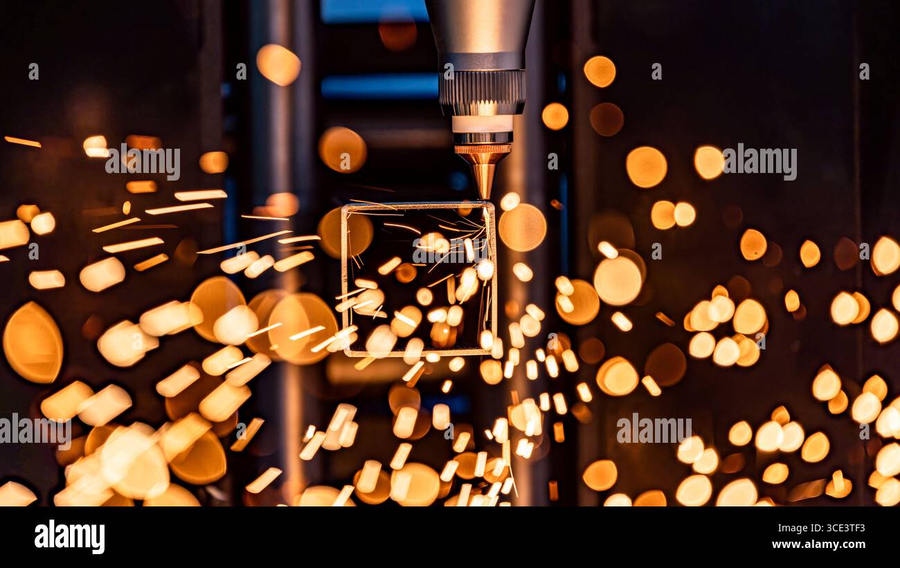 Taglio laser CNC e gas di metalli, moderna tecnologia industriale che rende dettagli industriali. L'ottica laser e il CNC vengono utilizzati per dirigere il materiale o Foto Stock