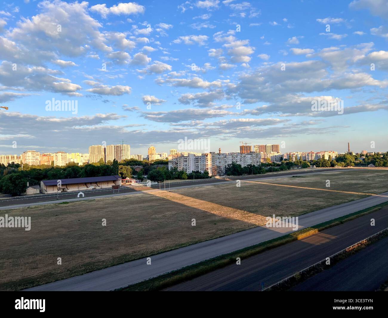 i raggi del sole che tramonta sull'ippodromo, il tramonto sulla città Foto Stock