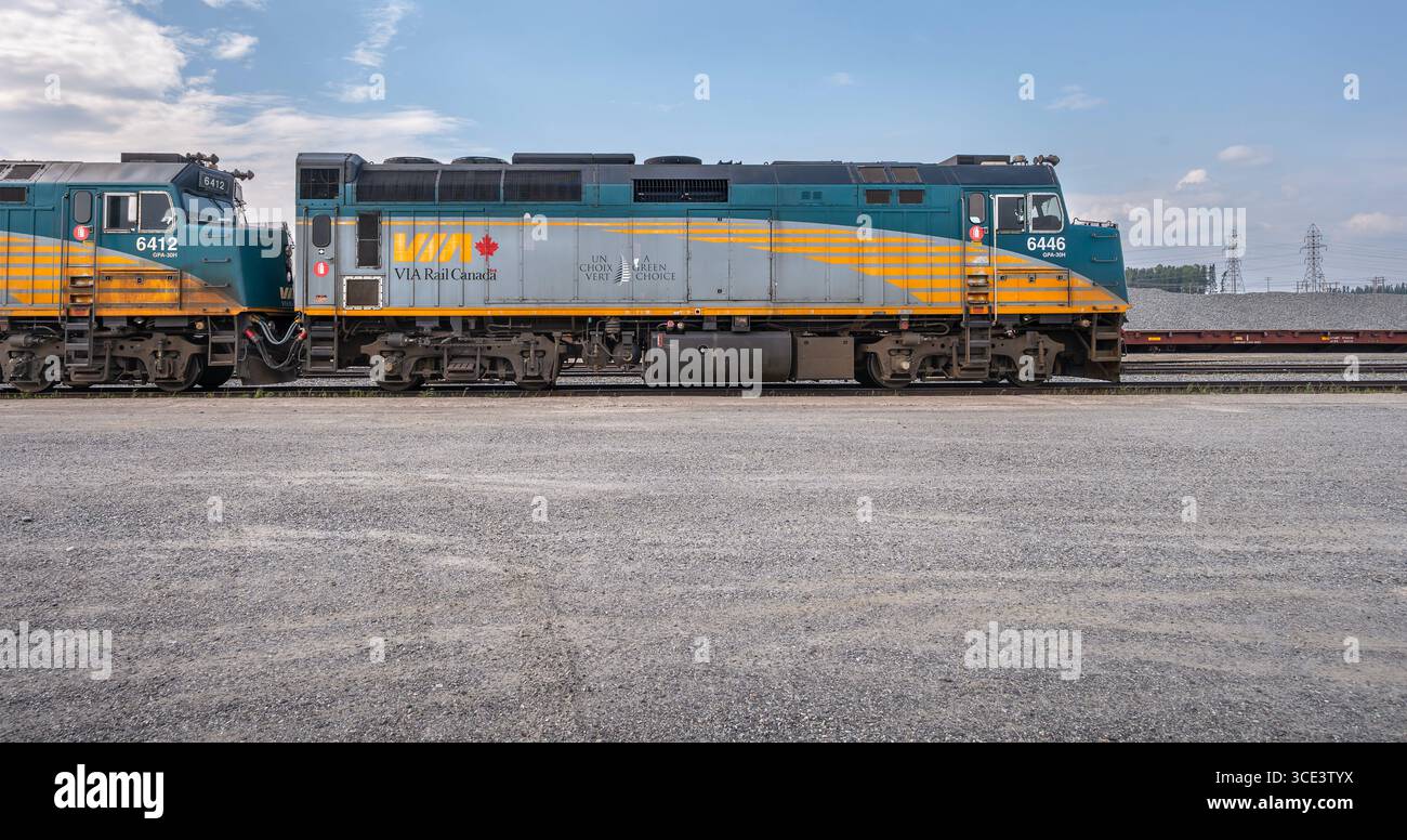 Thompson, Manitoba, Canada – 6 agosto 2025: Locomotive ferroviarie VIA Rail Canada parcheggiate alla stazione ferroviaria Foto Stock