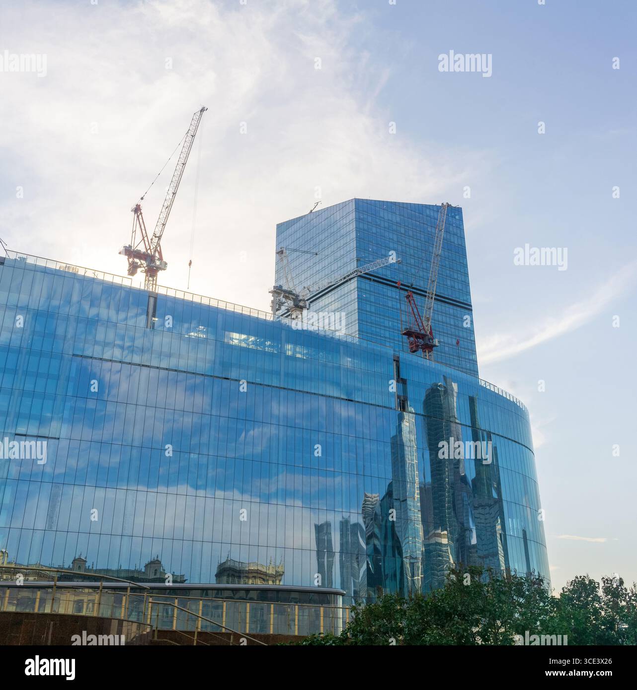 moderno edificio per uffici in costruzione sullo sfondo blu del cielo Foto Stock