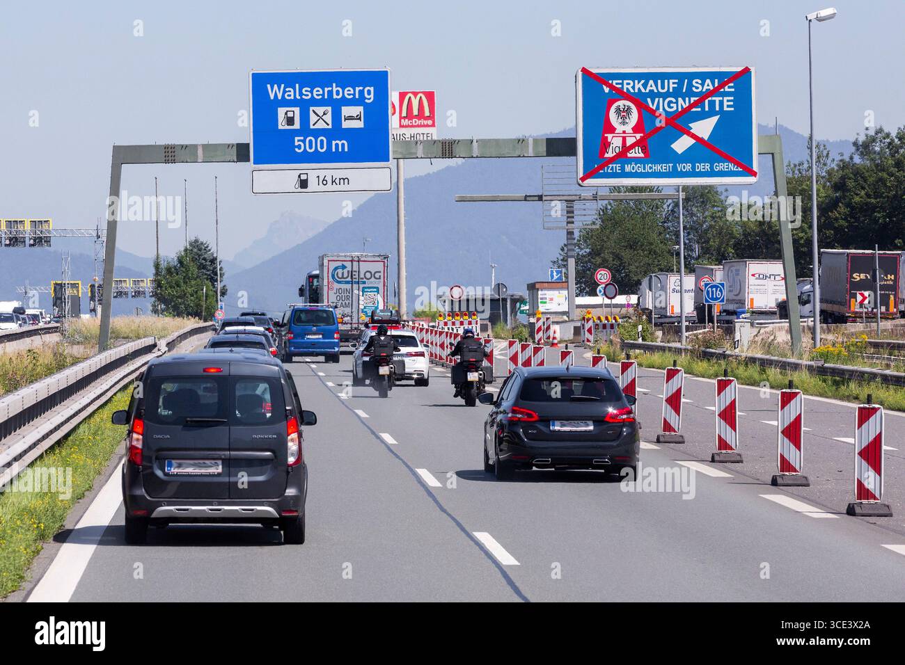 Verkehr, Grenze Walserberg, Salisburgo, Österreich // traffico, frontiera Walserberg, Salisburgo, Austria - 20250808 PD12092 Foto Stock